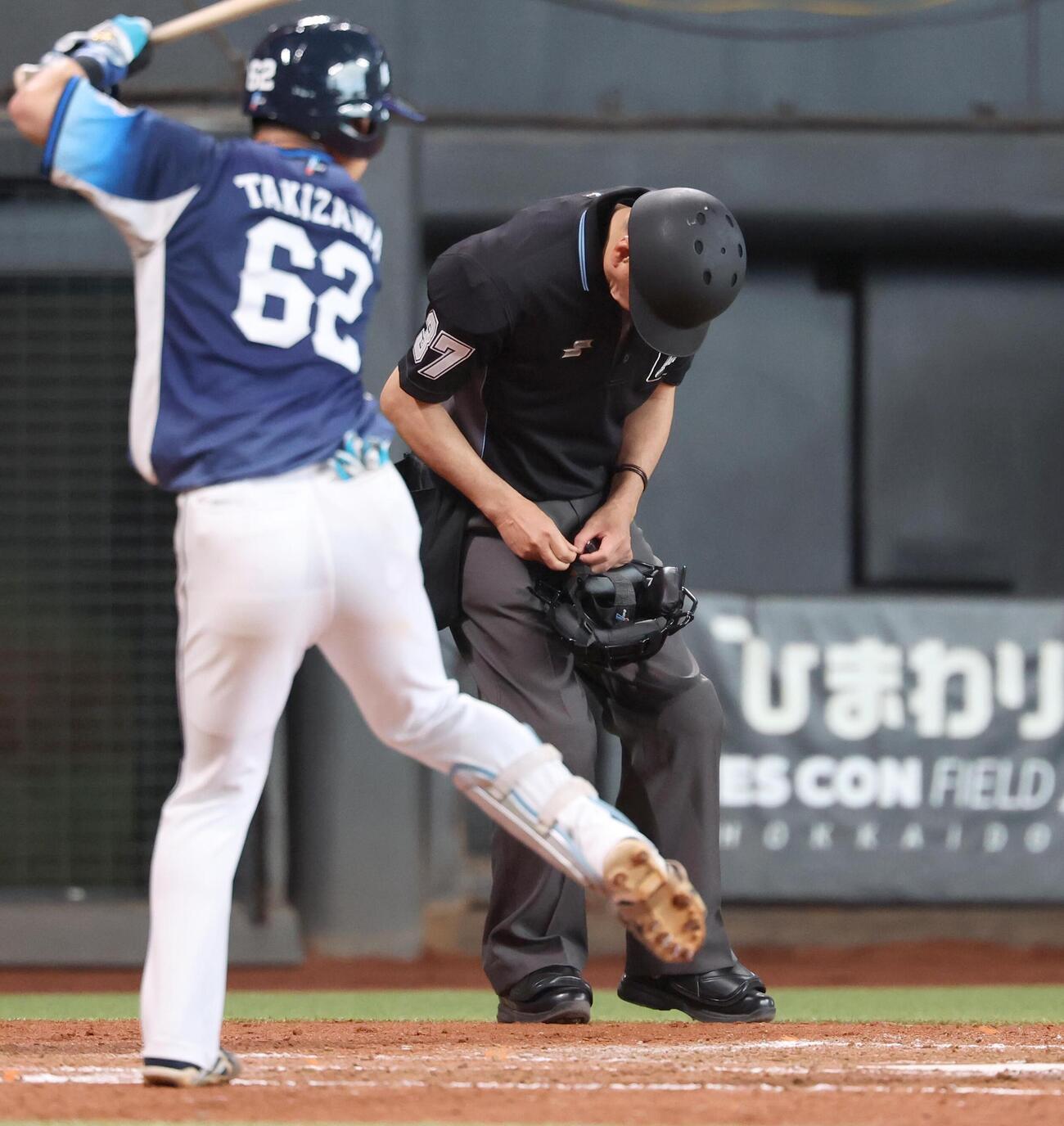 日本ハム対西武　へルメットをかぶる球審（撮影・黒川智章）