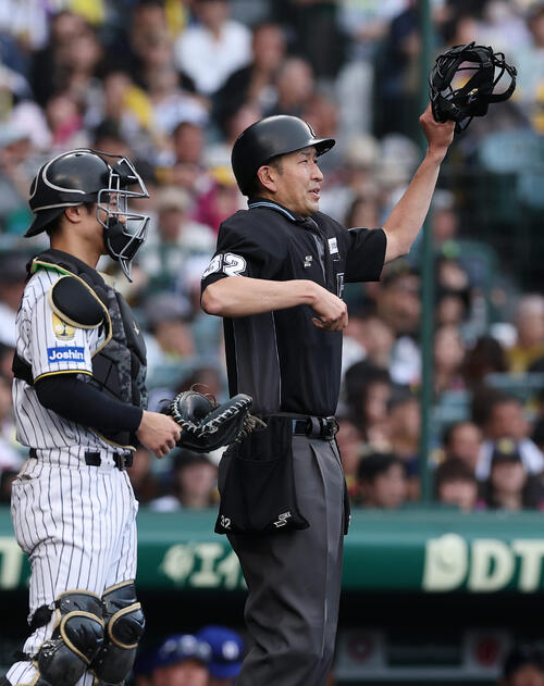 NPBが審判団にヘルメットを可能な限り着用通達　　16日の試合で川上審判員にバット直撃受け