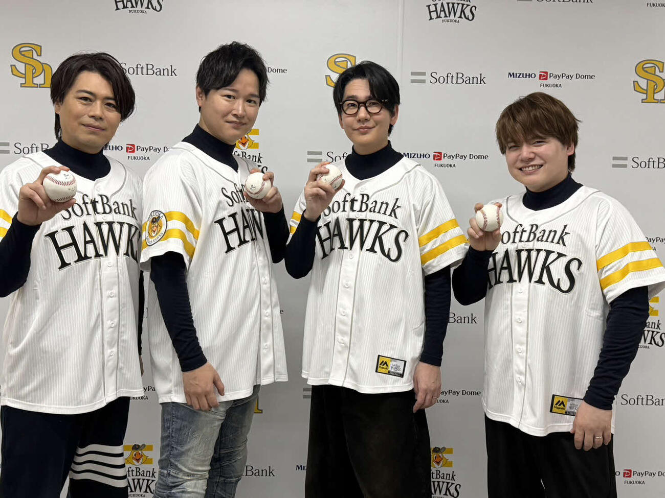 セレモニアルピッチを行った左から浪川大輔、逢坂良太、花江夏樹、内田雄馬