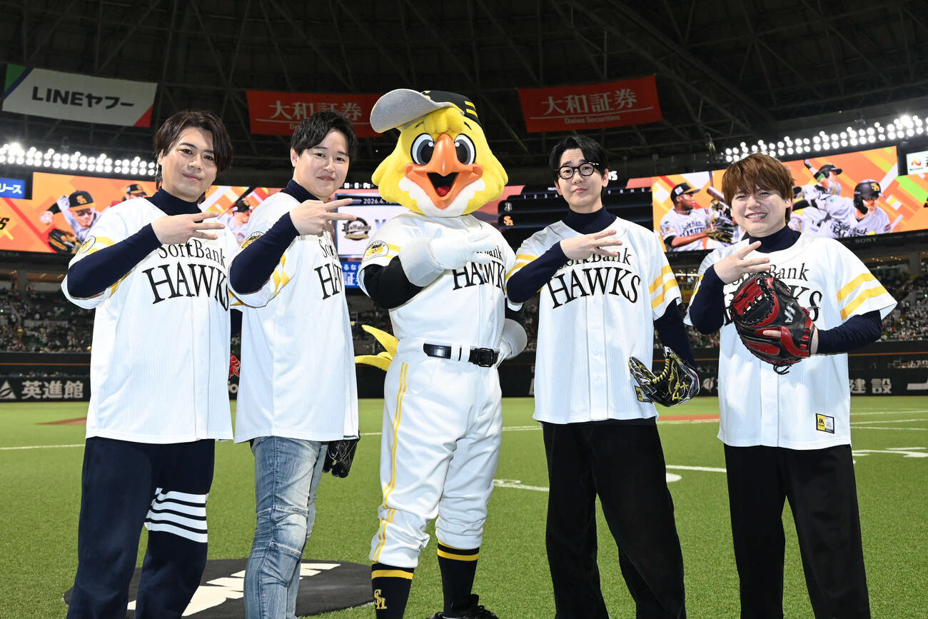 ソフトバンク対オリックス　試合前記念撮影に応じるハリーホーク（中央）とアニメ「ダイヤのA」の声優ら（撮影・林敢治）