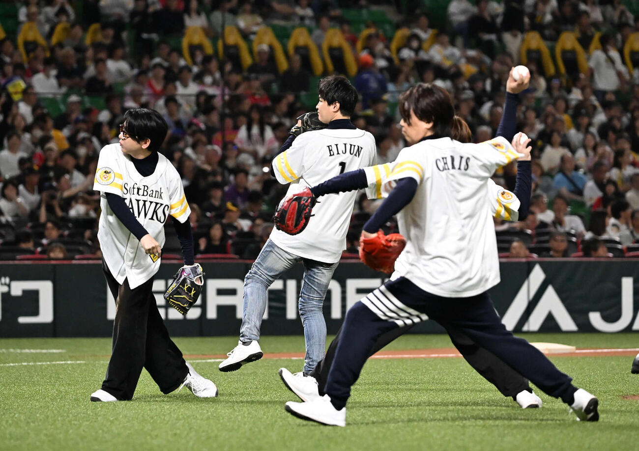 ソフトバンク対オリックス　セレモニアルピッチでボールを投げるアニメ「ダイヤのA」の声優ら（撮影・林敢治）