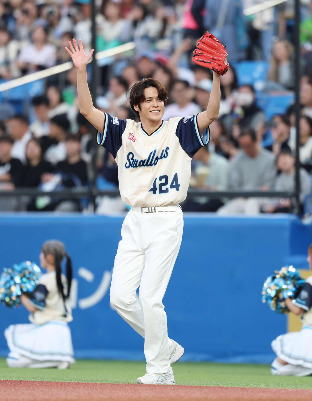 ヤクルト対巨人　始球式に登場した宮野真守（撮影・増田悦実）