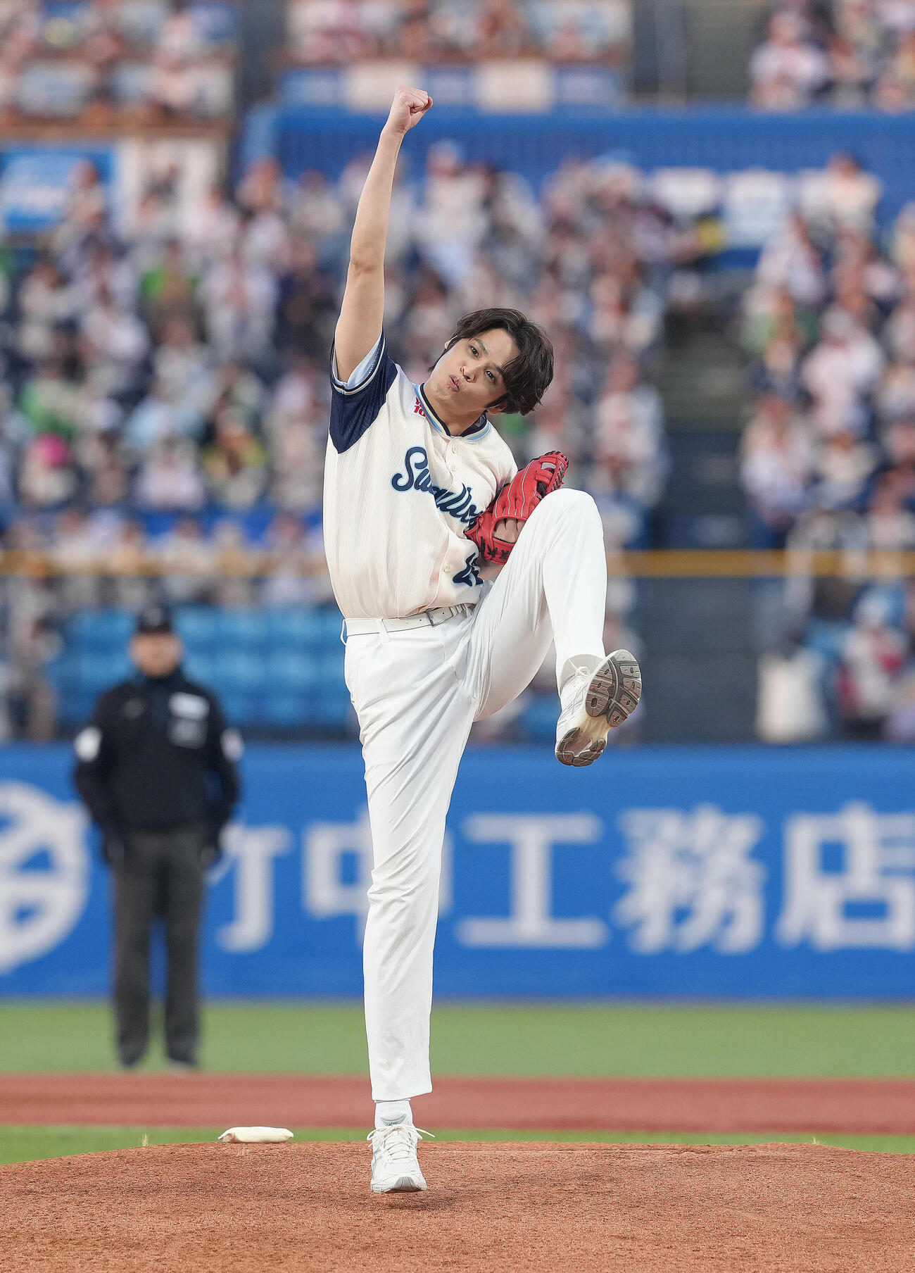 ヤクルト対巨人　始球式を行いマリオジャンプポーズを決める宮野真守（撮影・足立雅史）