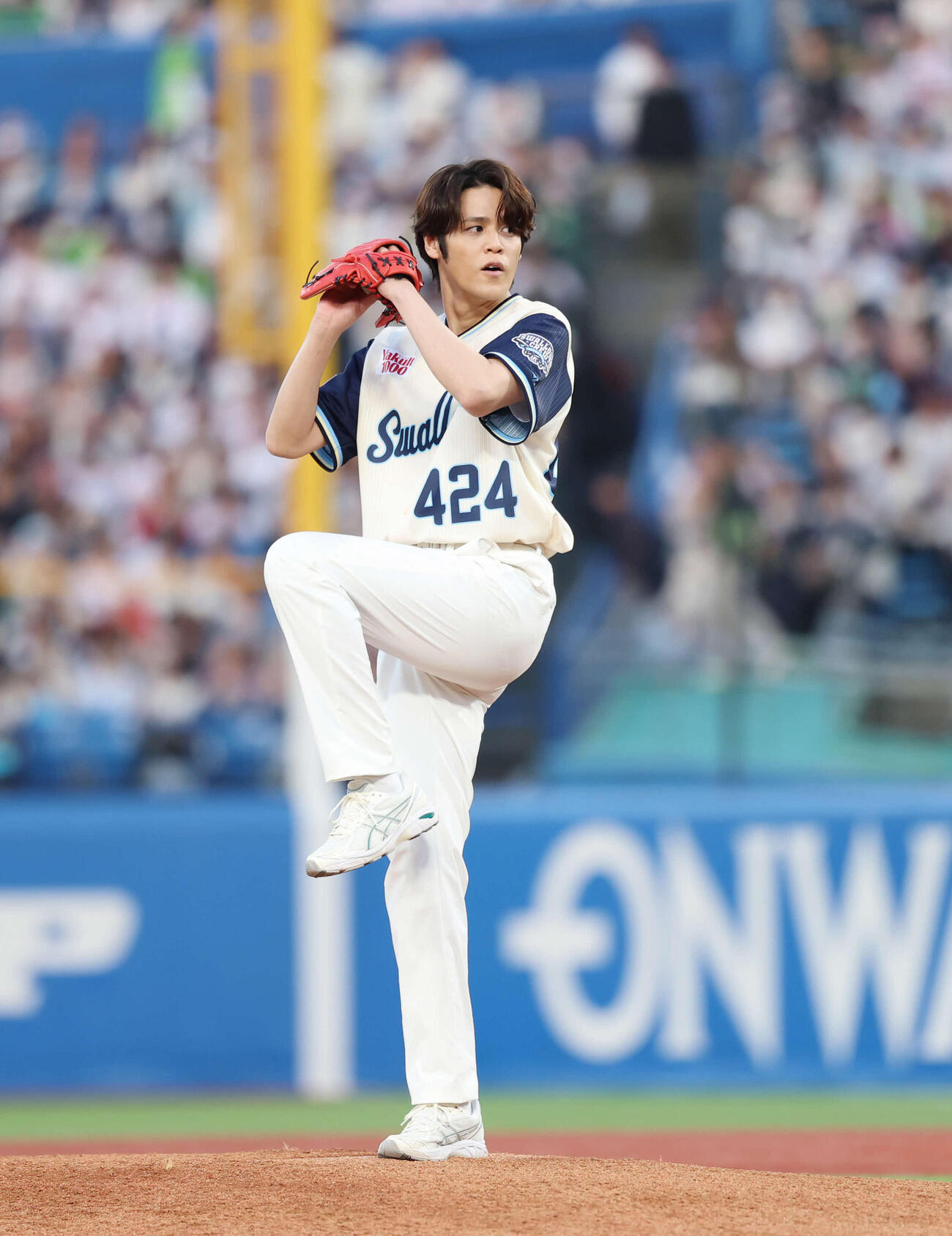ヤクルト対巨人　始球式を行う宮野真守（撮影・増田悦実）