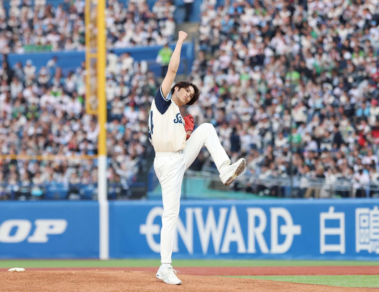 ヤクルト対巨人　始球式を成功させマリオジャンプを見せる宮野真守（撮影・増田悦実）