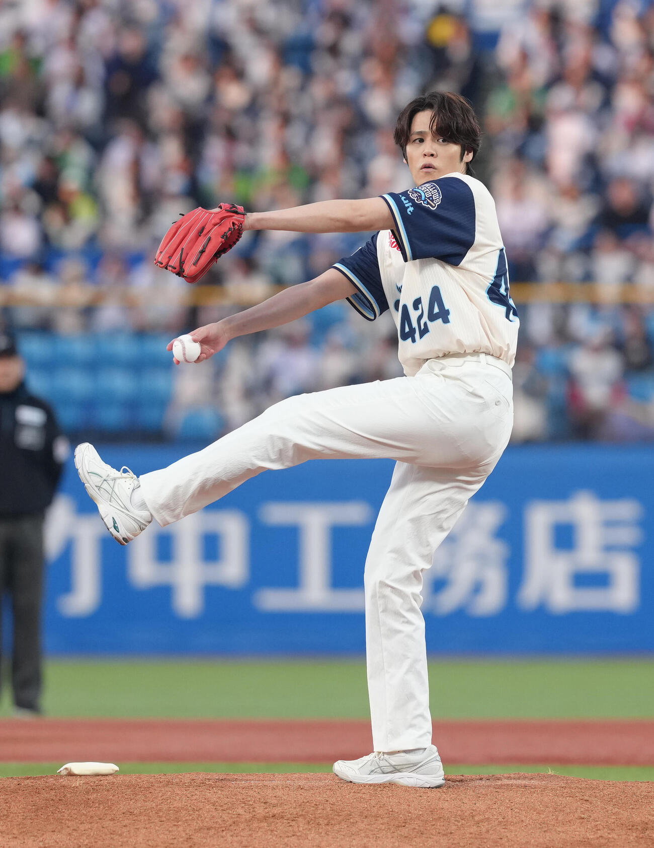ヤクルト対巨人　始球式を行った宮野真守（撮影・足立雅史）