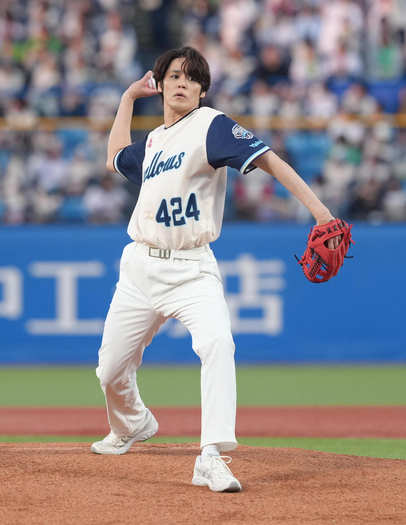 ヤクルト対巨人　始球式を行った宮野真守（撮影・足立雅史）