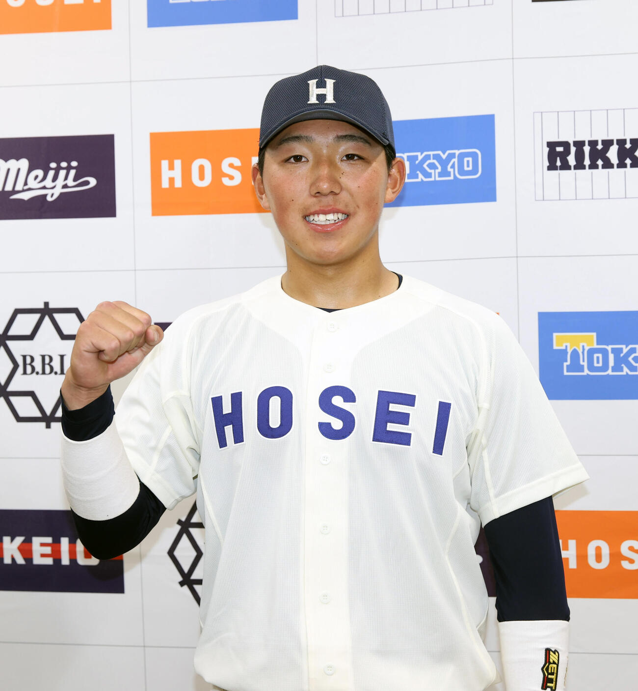 法大対立大　大活躍の法大・井上和はガッツポーズする（撮影・柴田隆二）