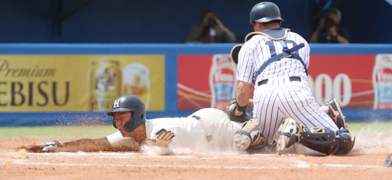 法大対立大　2回表法大1死一、三塁、境の遊ゴロが野手選択になり三塁走者土肥がヘッドスライディングで生還する。捕手落合（撮影・柴田隆二）