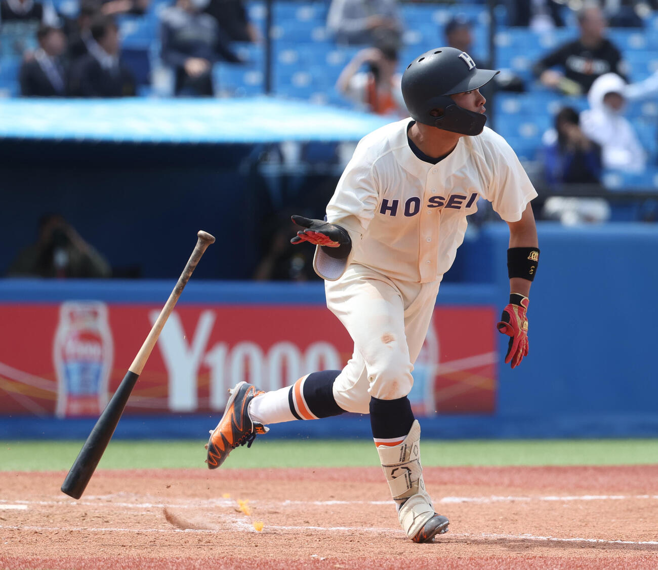 法大対立大　4回表法大1死、今泉秀は本塁打を放つ（撮影・柴田隆二）