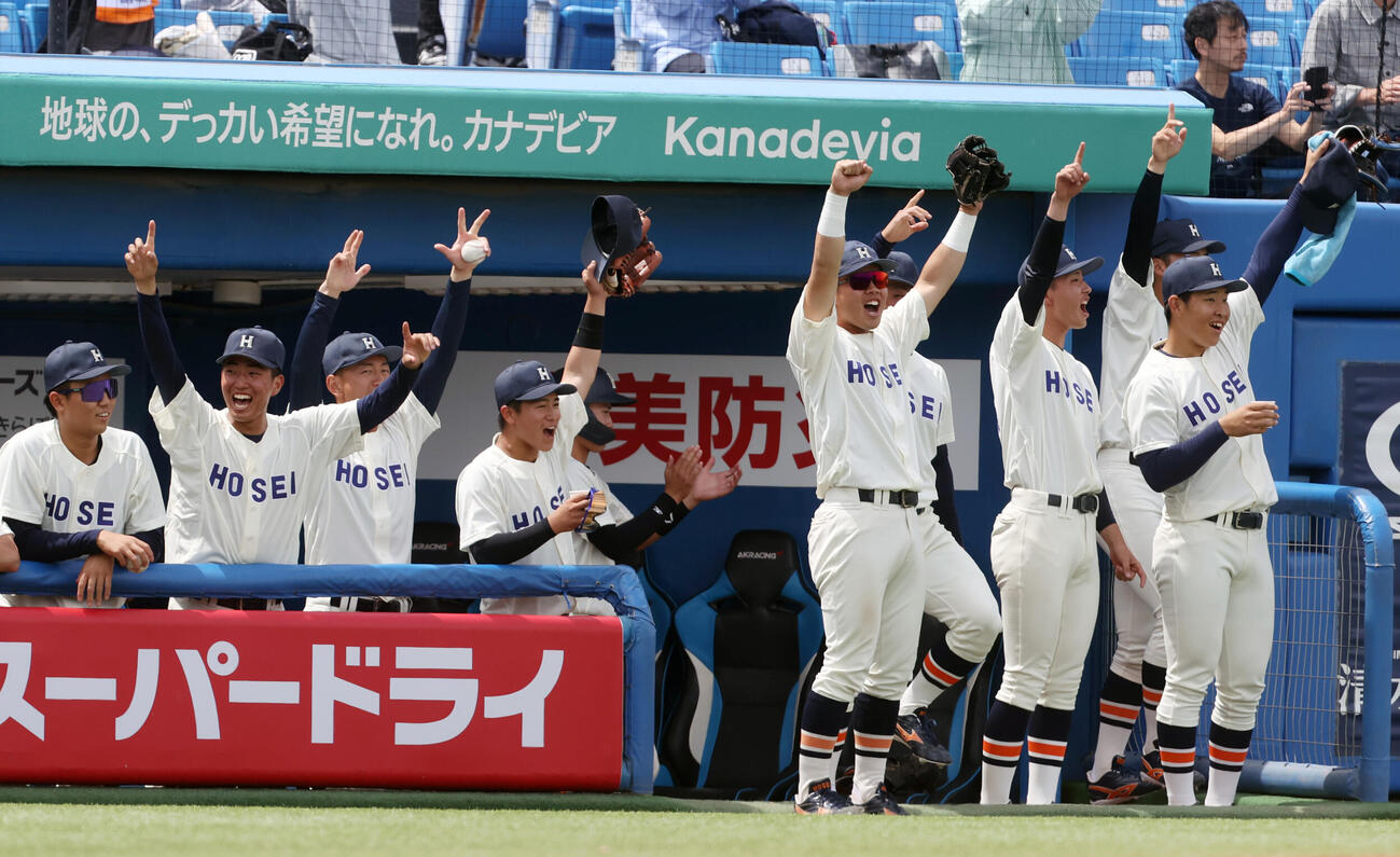 法大対立大　1回表法大2死一、三塁、井上和の本塁打に喜ぶ法大ナイン（撮影・柴田隆二）