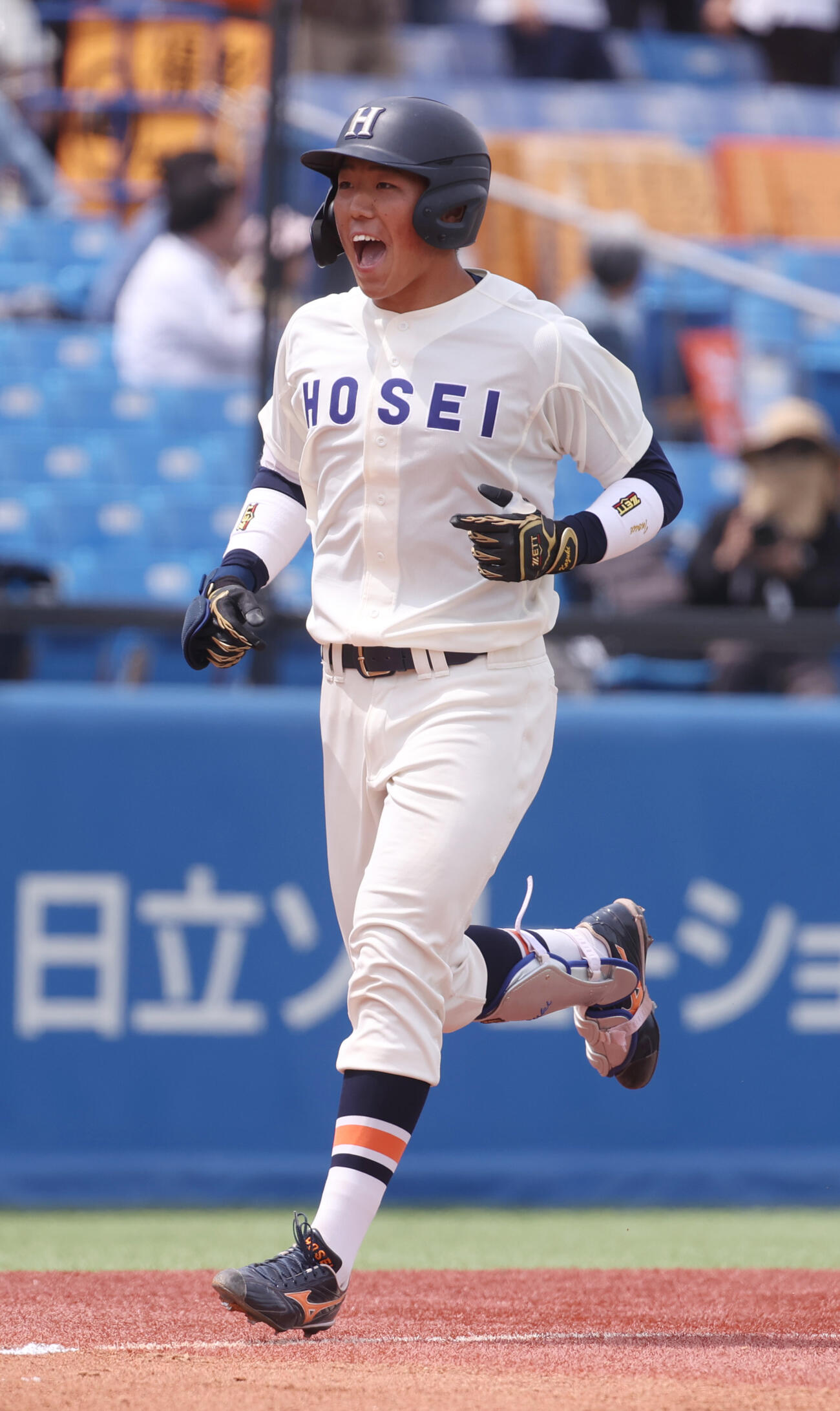 法大対立大　1回表法大2死一、三塁、井上和は本塁打を放ち笑顔を見せる（撮影・柴田隆二）