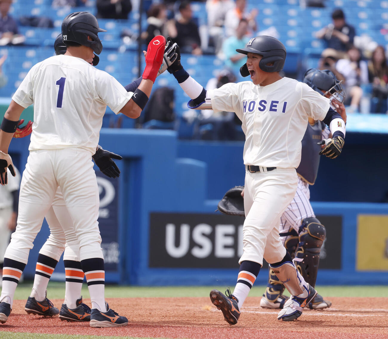 法大対立大　1回表法大2死一、三塁、井上和（右）は本塁打を放ちナインとハイタッチする（撮影・柴田隆二）