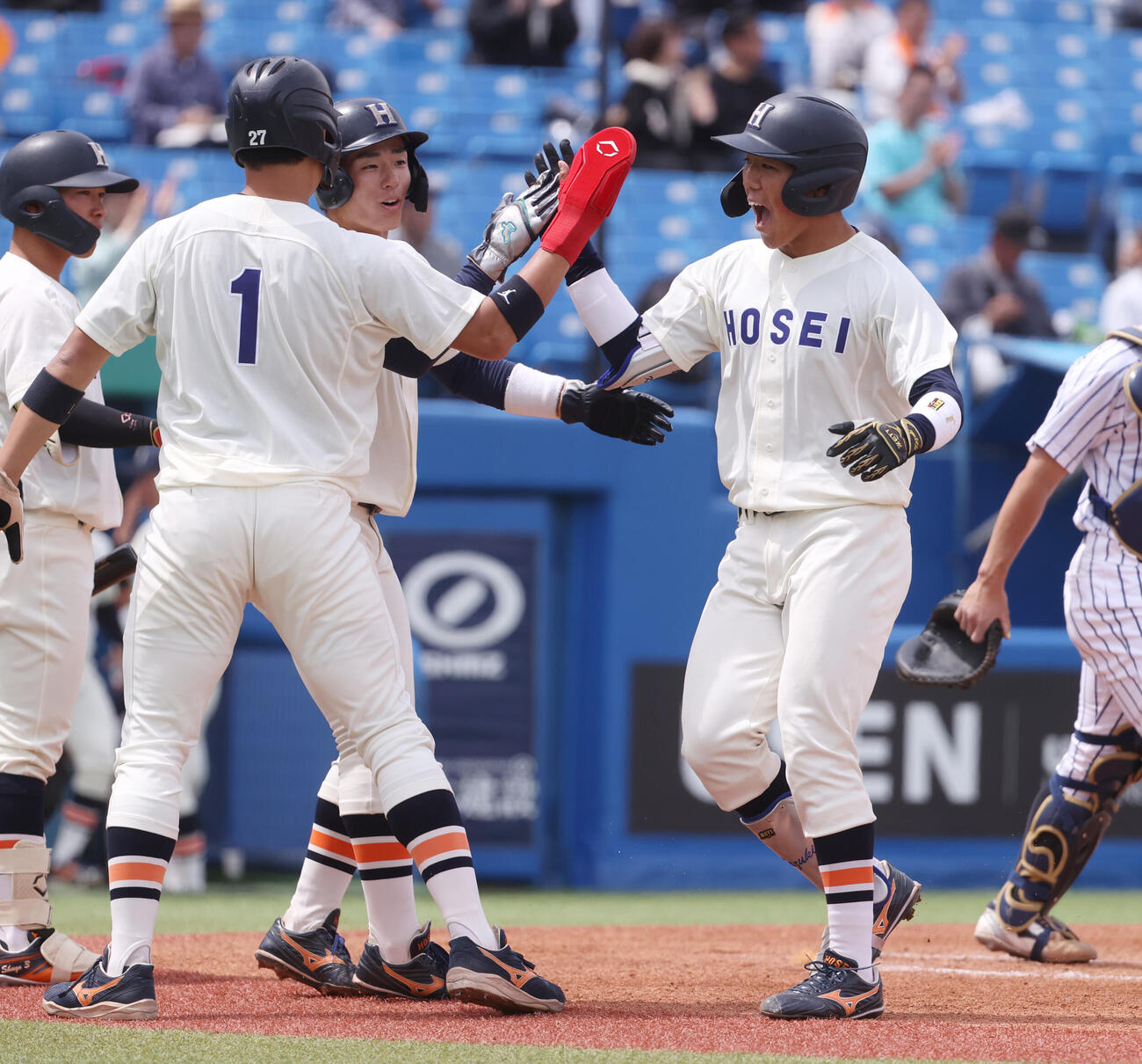 法大対立大　1回表法大2死一、三塁、井上和（右）は本塁打を放ちナインとハイタッチする（撮影・柴田隆二）
