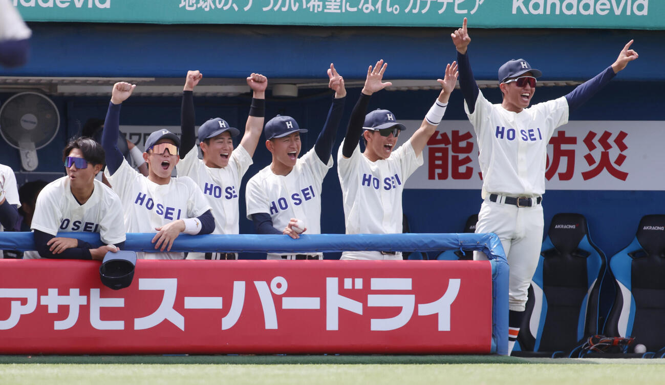 法大対立大　4回表法大1死、今泉秀の本塁打に喜ぶ法大ナイン（撮影・柴田隆二）