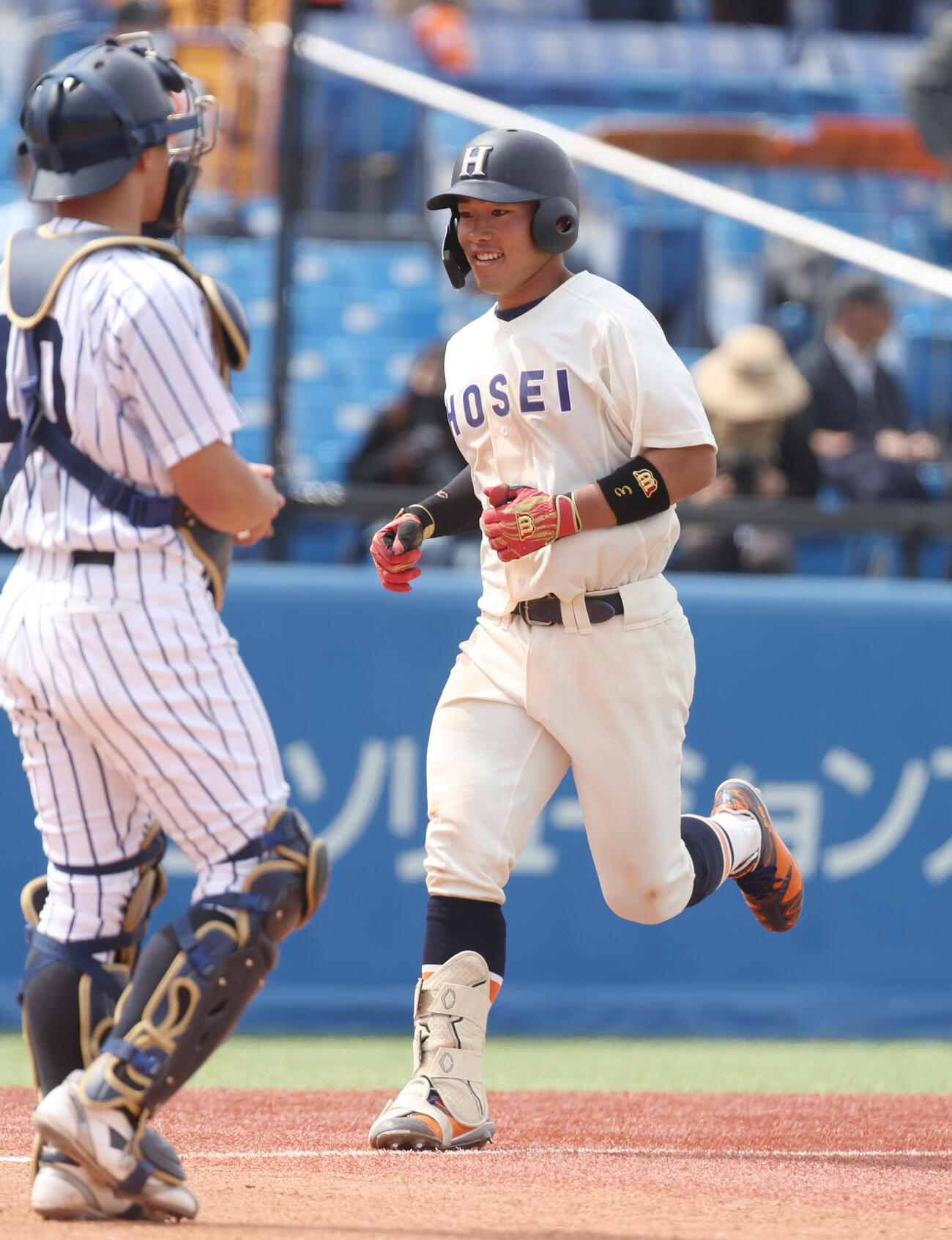法大対立大　4回表法大1死、今泉秀は本塁打を放ち生還する（撮影・柴田隆二）