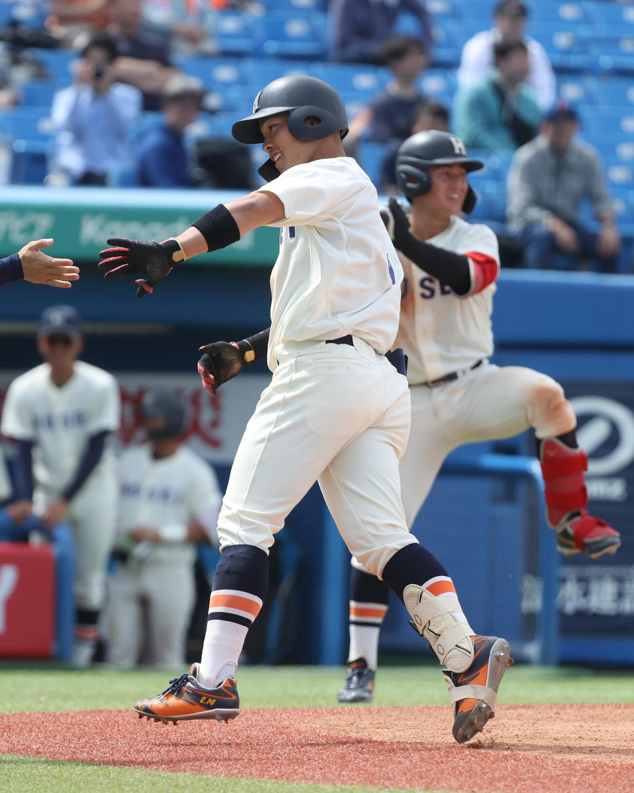 法大対立大　4回表法大1死、今泉秀は本塁打を放ち生還する（撮影・柴田隆二）