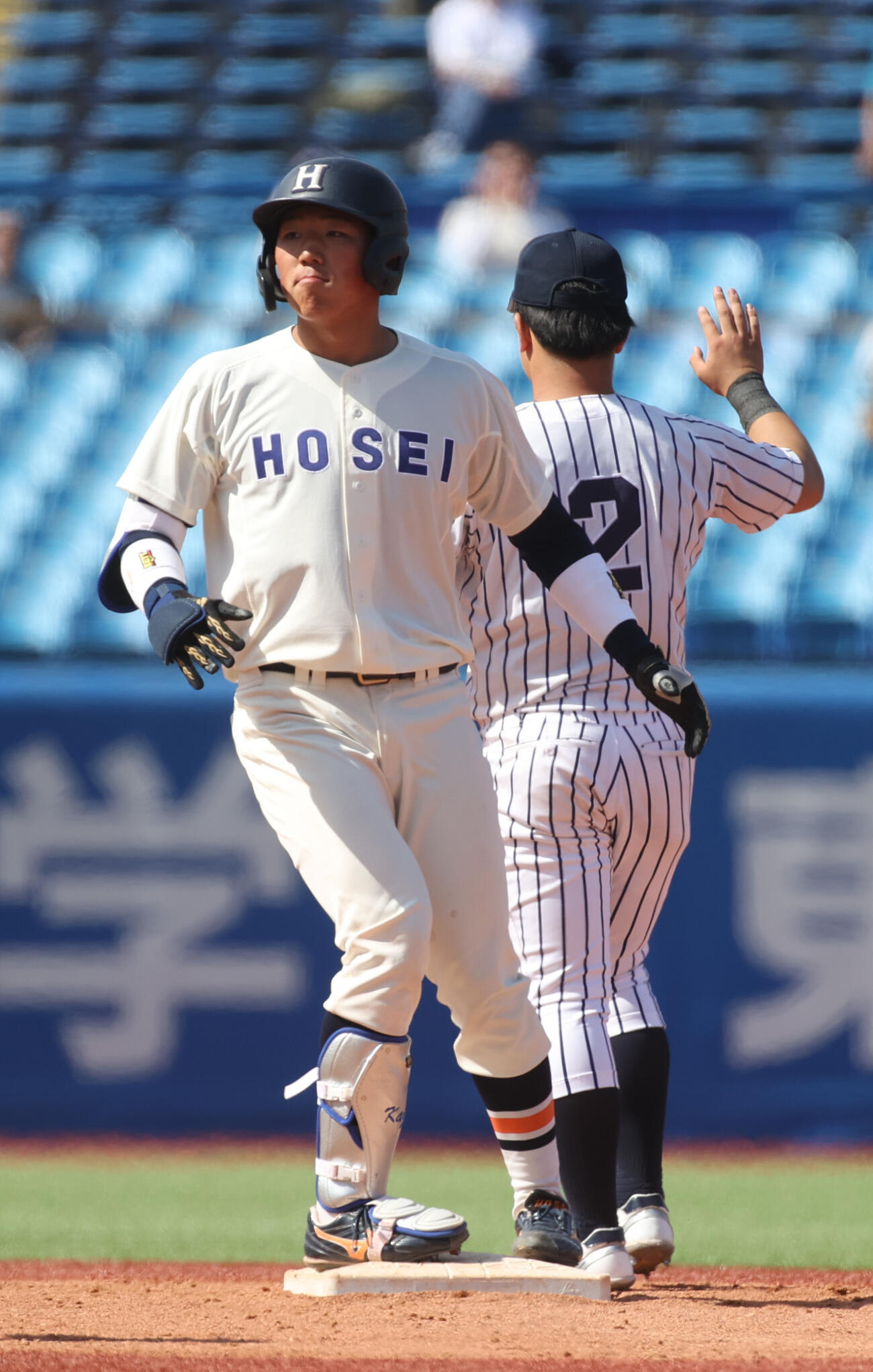 法大対立大　7回表法大2死一、三塁、井上和は適時二塁打を放つ（撮影・柴田隆二）