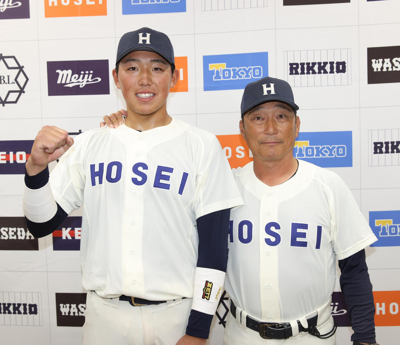 法大対立大　大活躍の法大・井上和（左）は大島監督と記念撮影に納まる（撮影・柴田隆二）