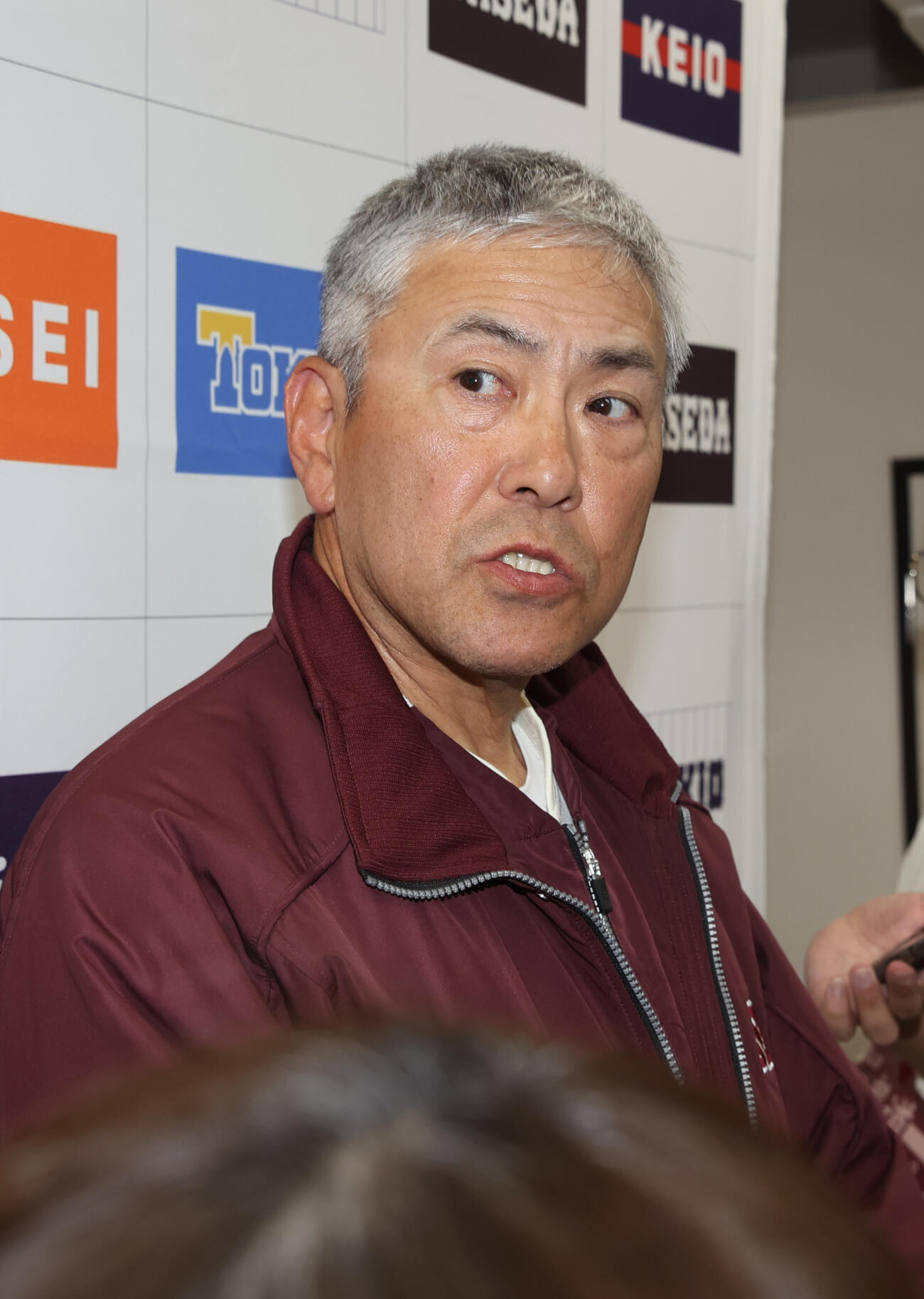 東大対早大　勝利した早大・小宮山監督は会見する（撮影・柴田隆二）