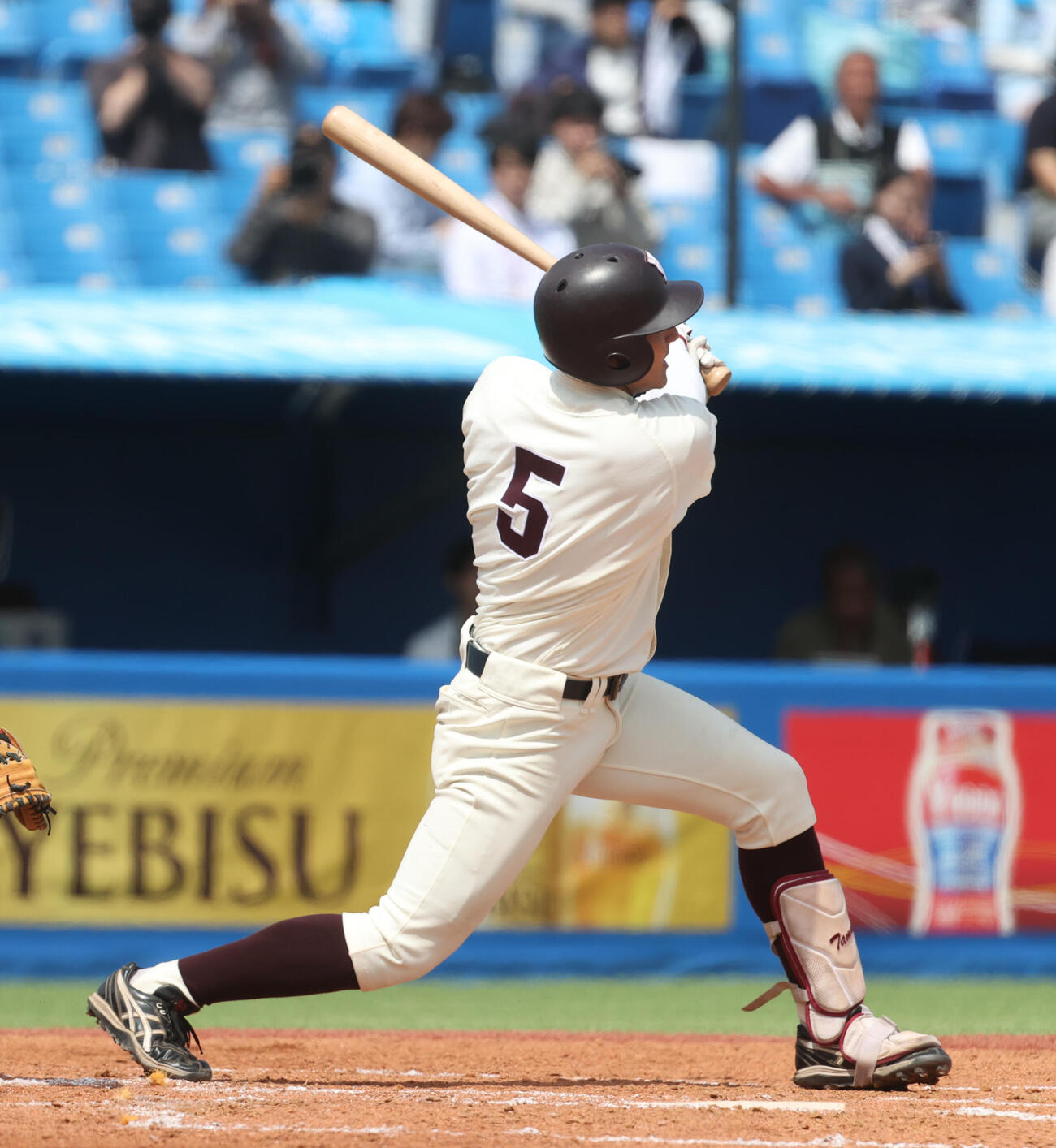 東大対早大　2回裏早大1死、高橋海は左越えに本塁打を放つ（撮影・柴田隆二）