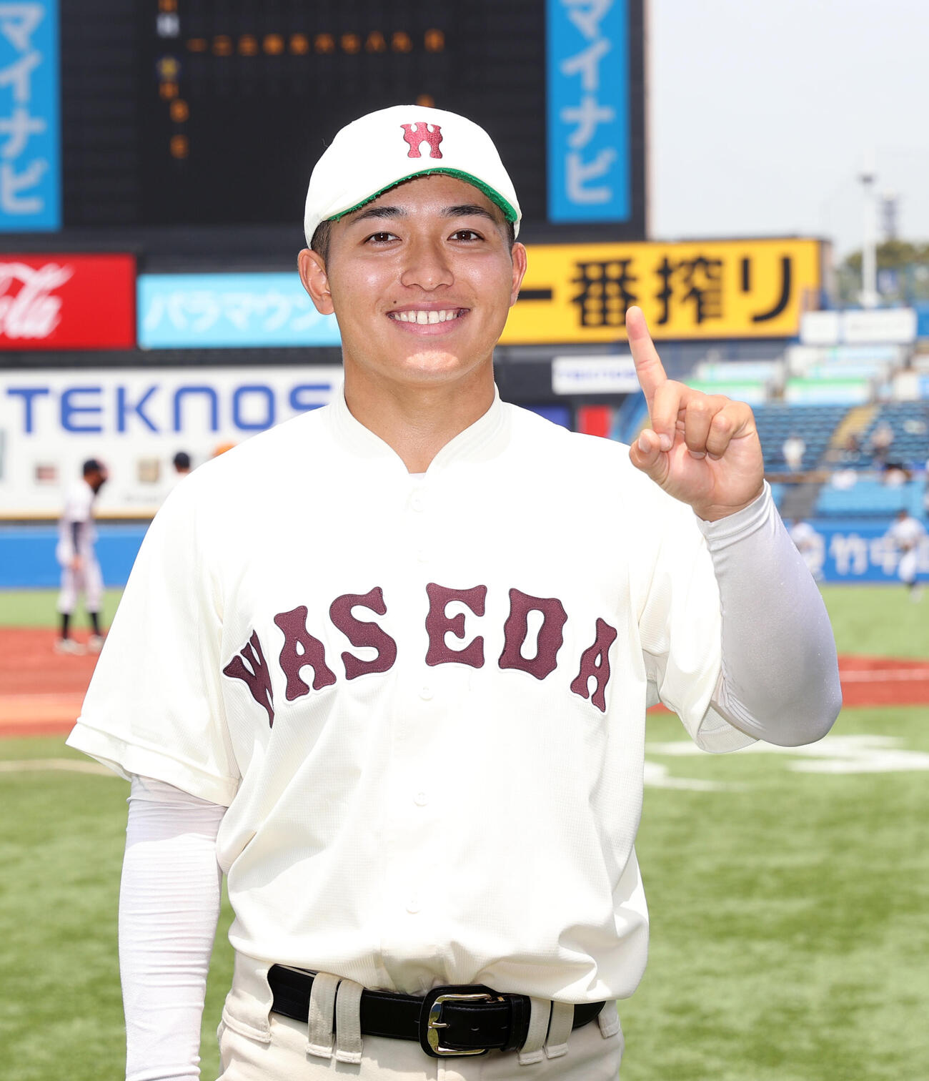 東大対早大　1安打完封勝利の早大・香西はポーズを決める（撮影・柴田隆二）