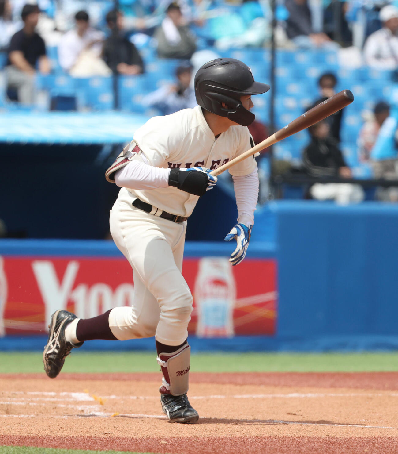 東大対早大　4回裏早大1死二塁、尾形は左越えに適時二塁打を放つ（撮影・柴田隆二）