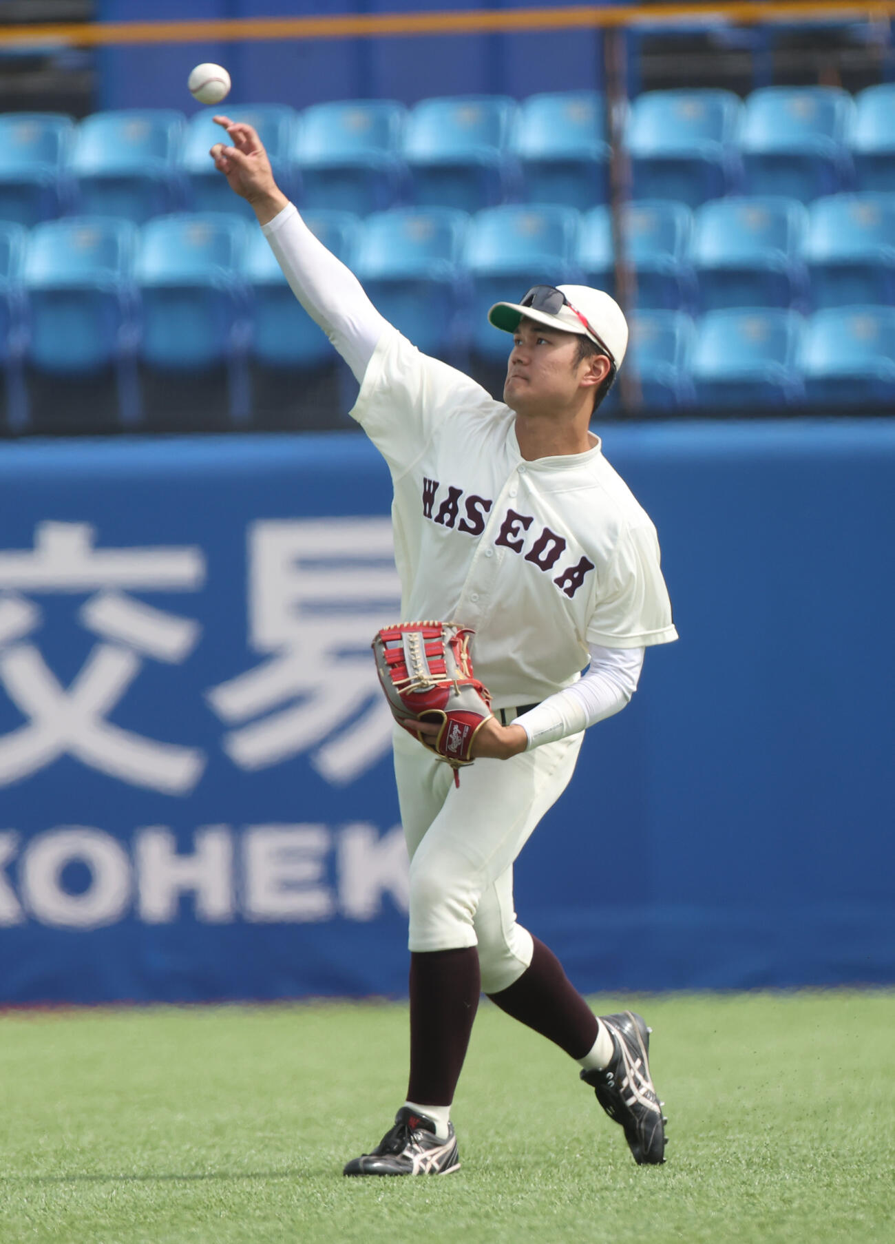 東大対早大　スタメン出場の早大・阿部中堅手は練習する（撮影・柴田隆二）