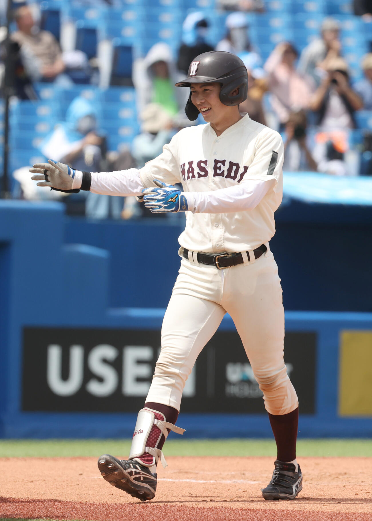 東大対早大　8回裏早大無死二、三塁、尾形は中越えに本塁打を放ち生還する（撮影・柴田隆二）
