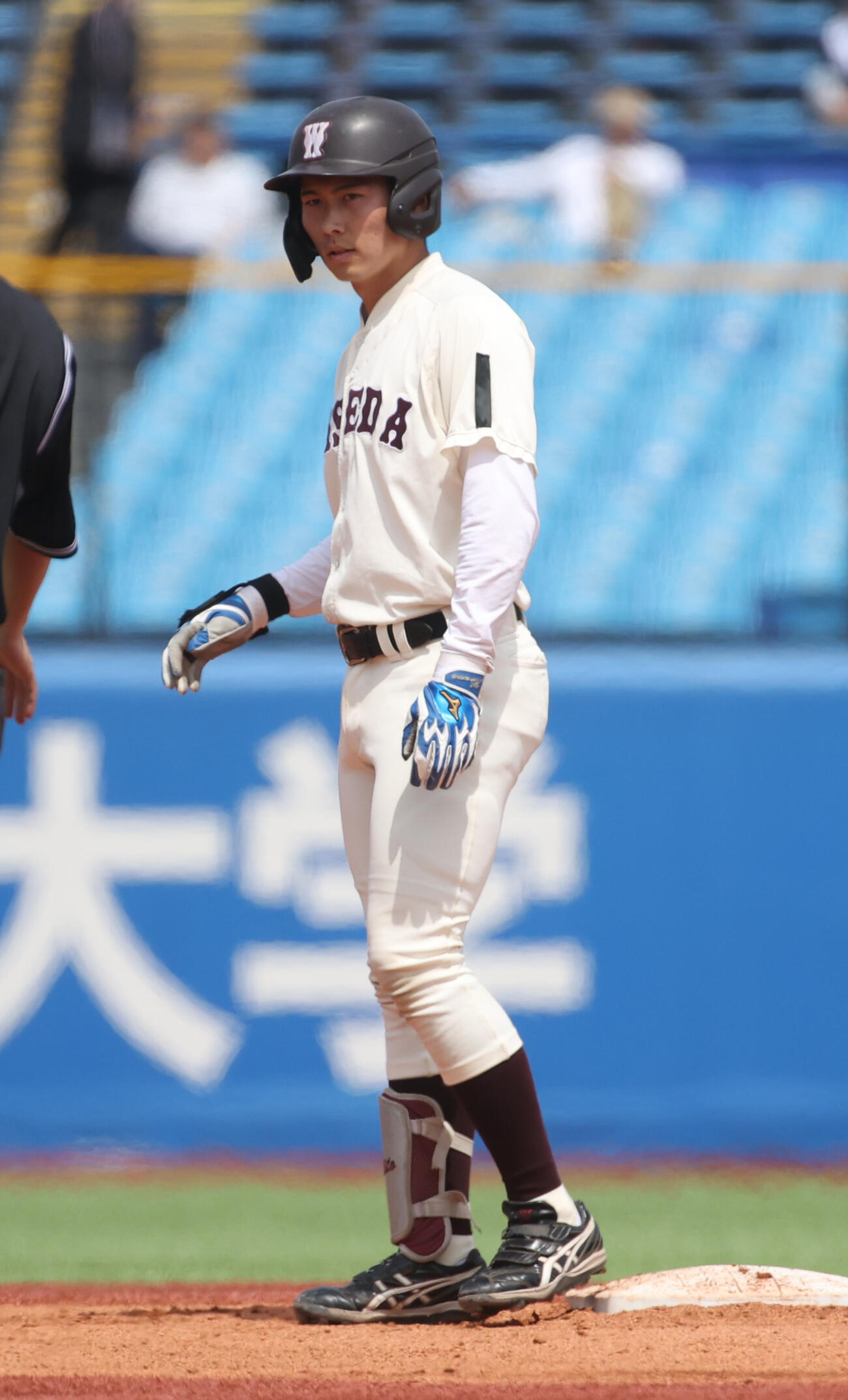 東大対早大　4回裏早大1死二塁、尾形は左越えに適時二塁打を放つ（撮影・柴田隆二）