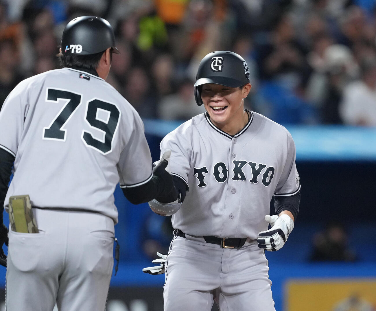 ヤクルト対巨人　3回表巨人2死、佐々木は先制本塁打を放ち笑顔を見せる（撮影・足立雅史）