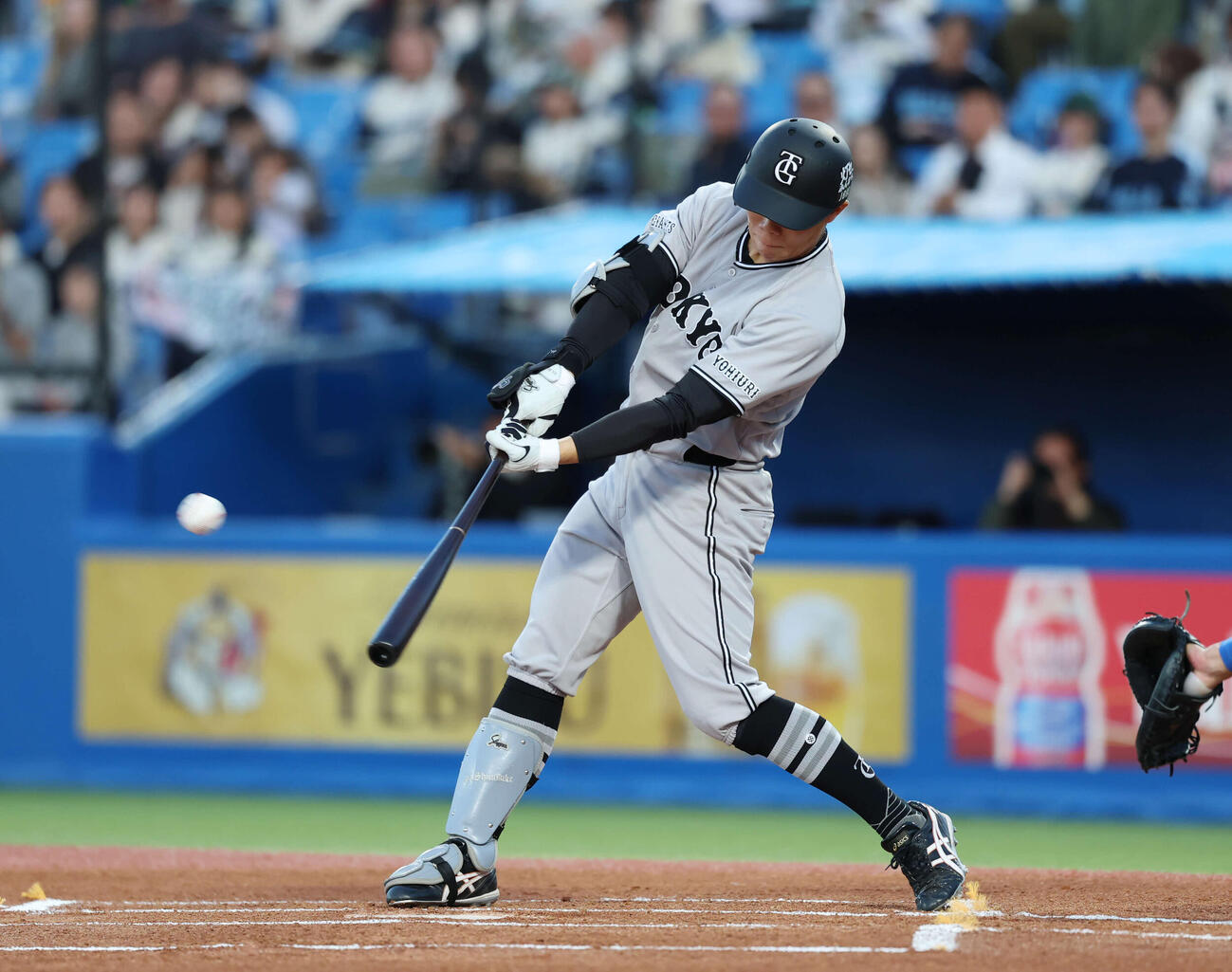 ヤクルト対巨人　1回表巨人無死、二塁打を放つ佐々木（撮影・増田悦実）