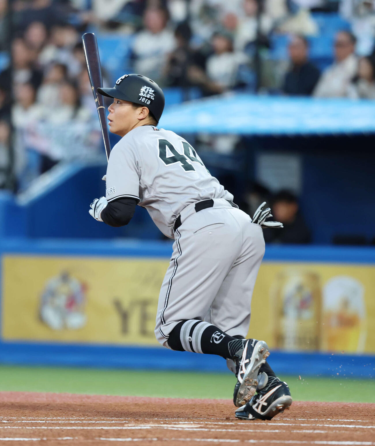 ヤクルト対巨人　1回表巨人無死、二塁打を放つ佐々木（撮影・増田悦実）