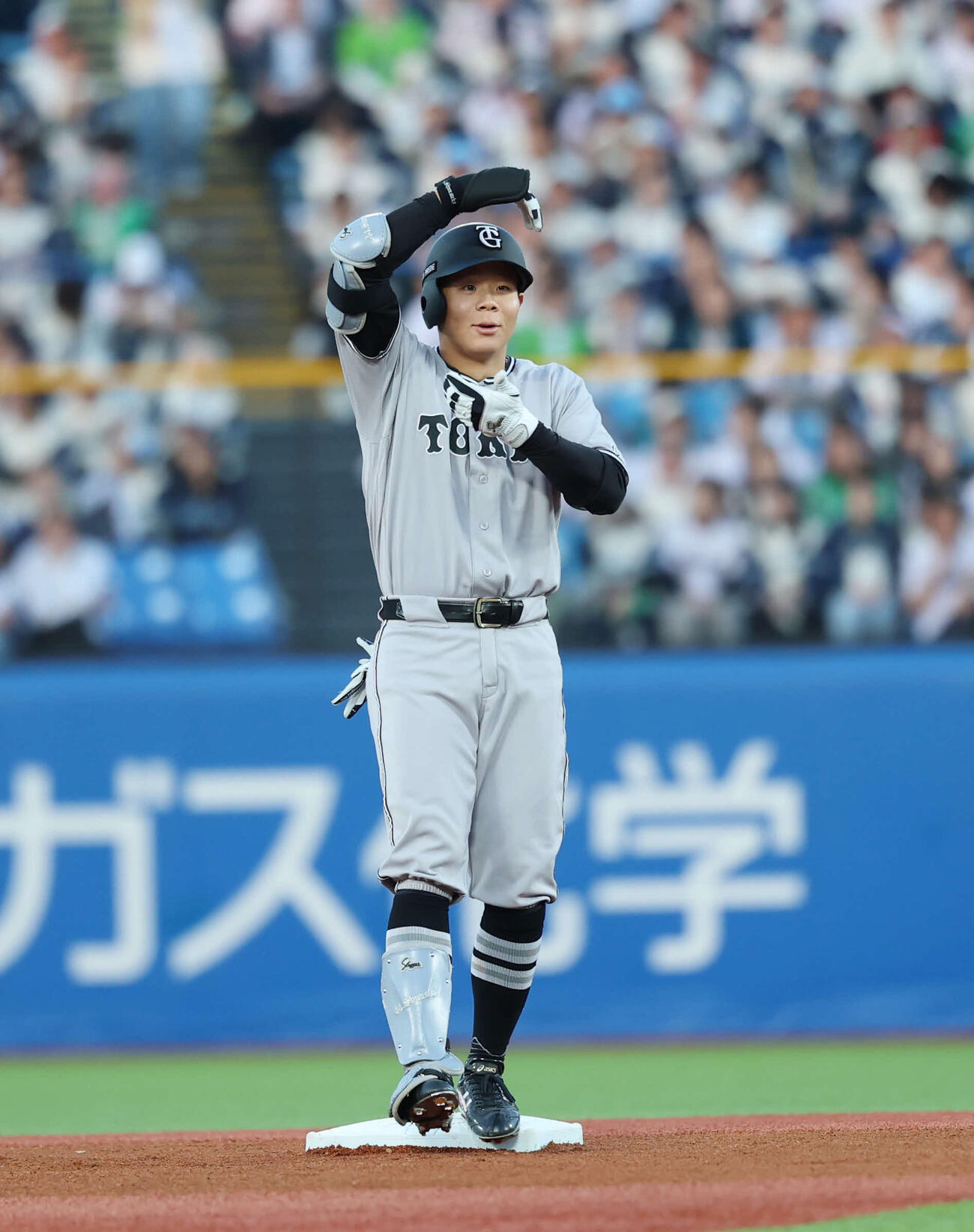 ヤクルト対巨人　1回表巨人無死、二塁打を放ちポーズをする佐々木（撮影・増田悦実）