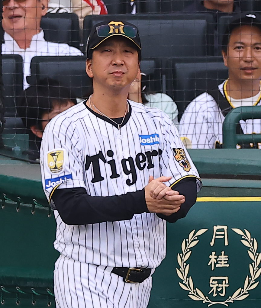 阪神対中日　選手交代を告げる藤川監督（撮影・上田博志）