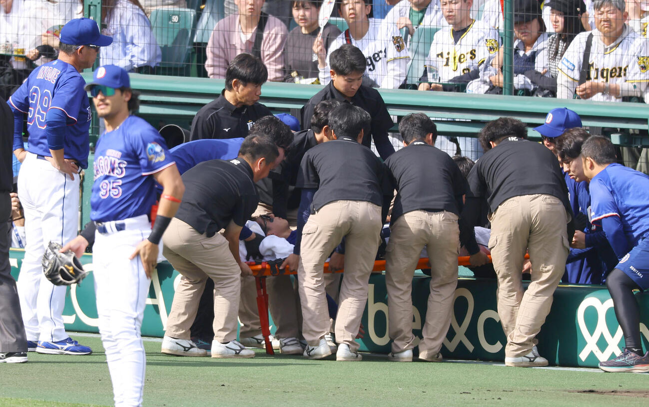 阪神対中日　3回裏阪神2死二塁、カメラマン席に飛び込み負傷し、担架で運ばれる福永（撮影・上田博志）