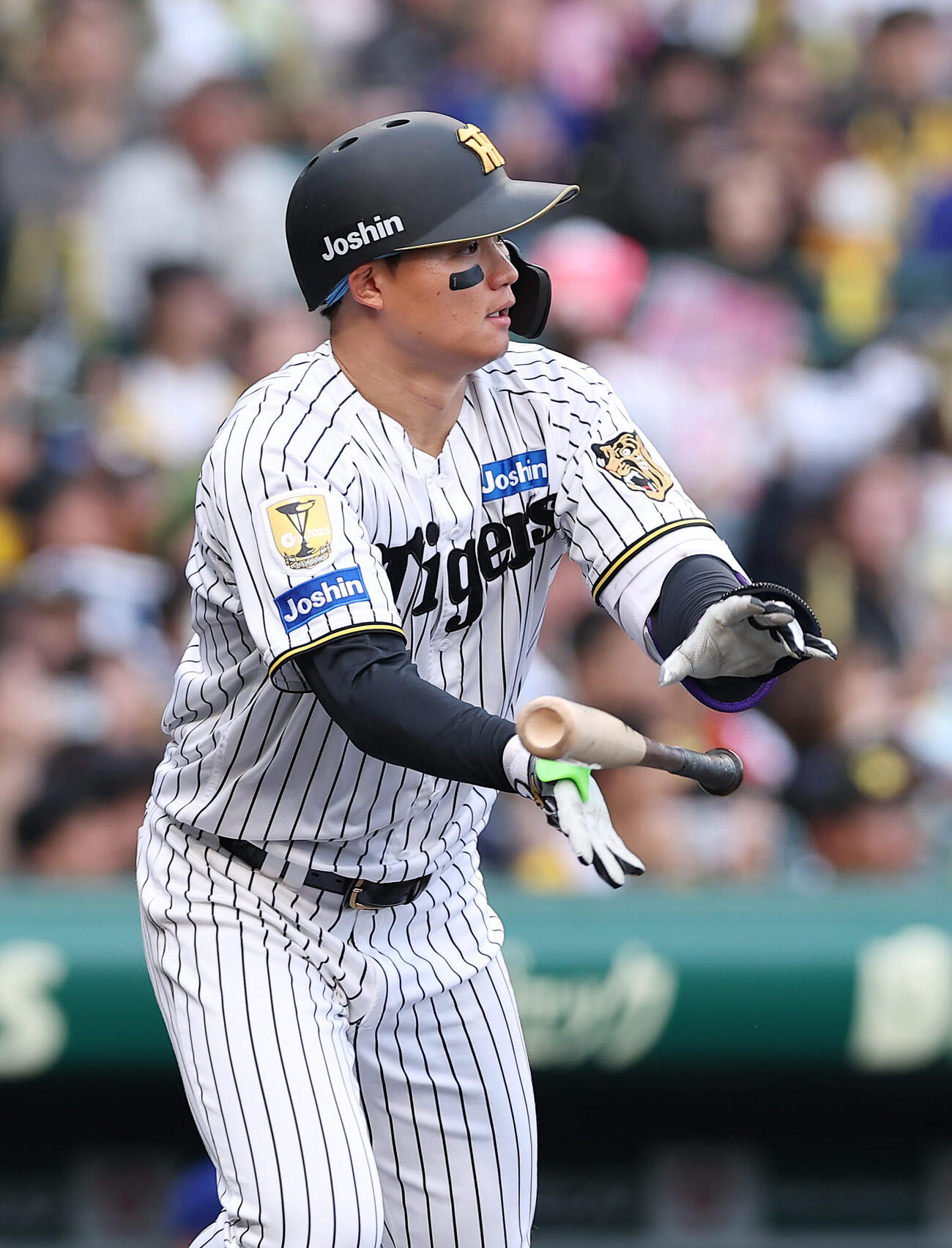 阪神対中日　7回裏阪神1死一塁、右中間へ同点適時二塁打を放つ森下（撮影・前田充）