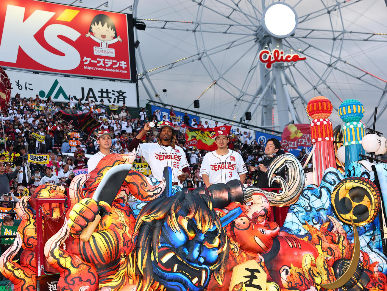 楽天対ロッテ　東北ヒーローライドに乗り勝利をを喜ぶ、左から楽天浅村、ウレーニャ、村林（撮影・野上伸悟）
