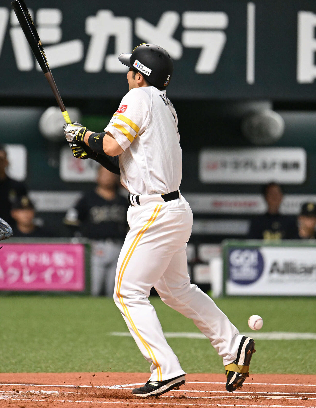 ソフトバンク対オリックス　1回裏ソフトバンク1死、近藤は死球を受ける（撮影・林敢治）