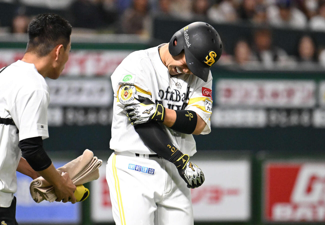 ソフトバンク対オリックス　1回裏ソフトバンク1死、近藤は死球を受ける（撮影・林敢治）