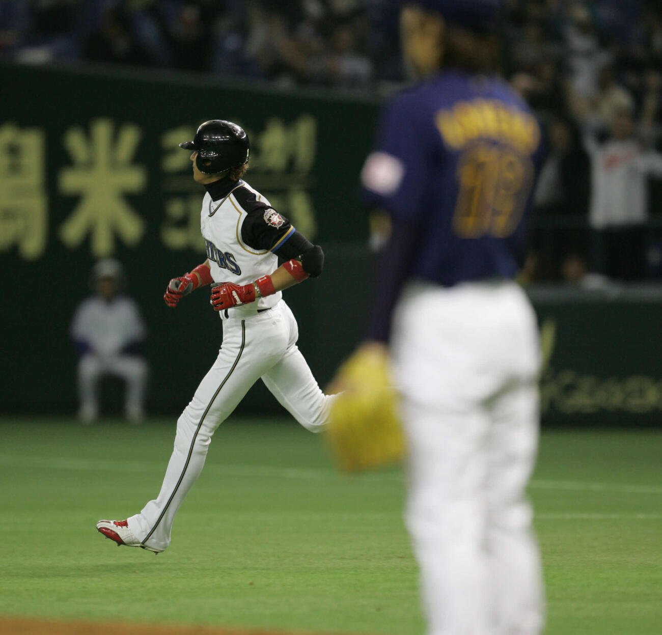 金子弌大（右）から満塁弾を放ち、打球方向を見ながら走る新庄剛志（06年4月18日撮影）