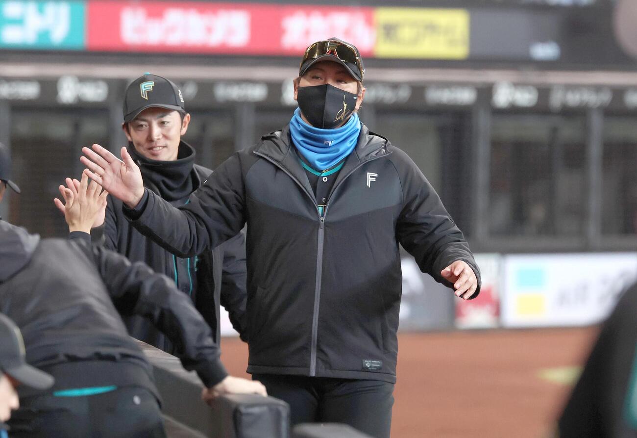 日本ハム対西武　試合後、スタッフらとタッチする新庄監督（撮影・黒川智章）