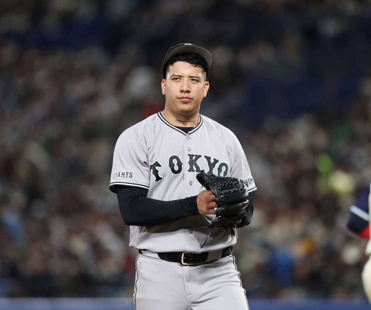 ヤクルト対巨人　3回裏で同点打を許し眉をひそめベンチへ戻るマタ（撮影・増田悦実）