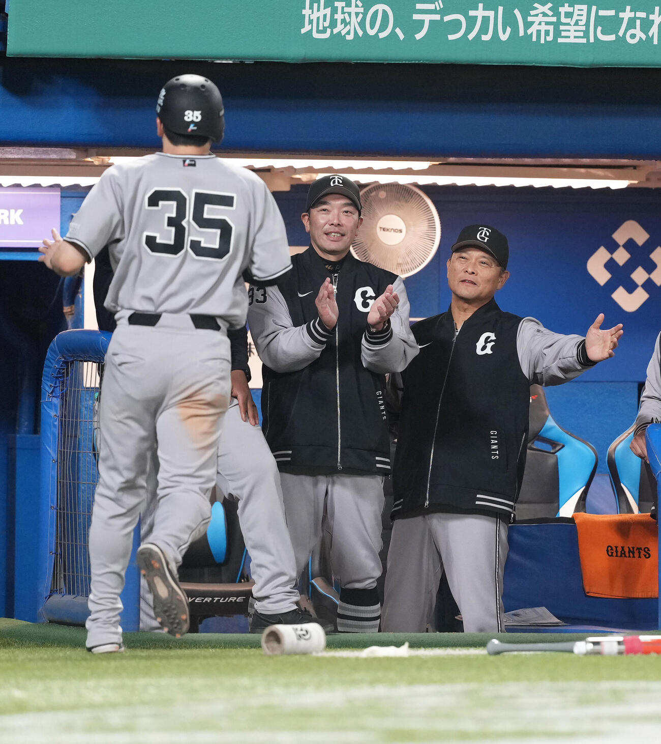 ヤクルト対巨人　4回表巨人2死一、二塁、山瀬の右前適時打で生還した泉口（左）を笑顔で迎える阿部監督（中央）（撮影・足立雅史）