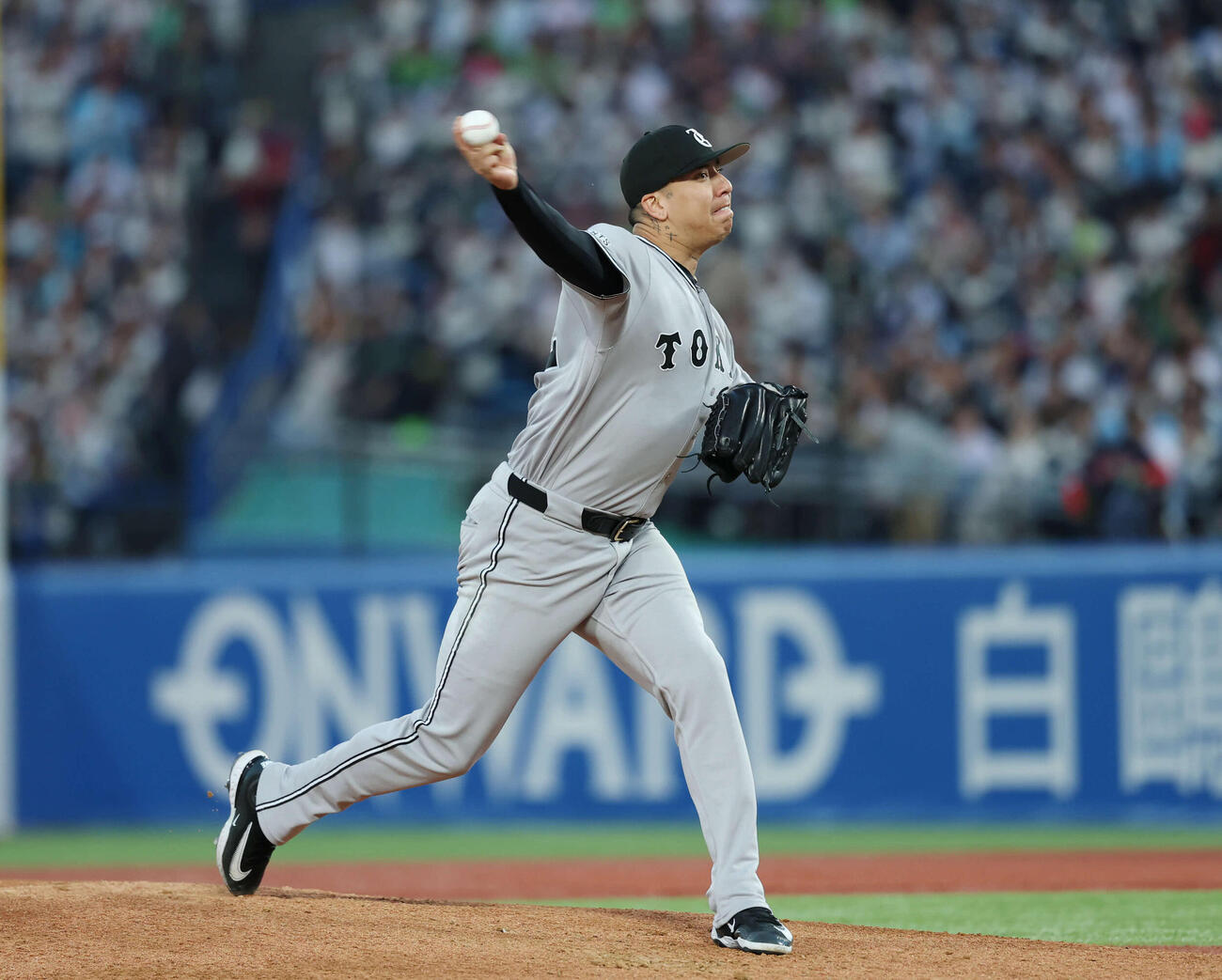 ヤクルト対巨人　先発し力投する巨人マタ（撮影・増田悦実）