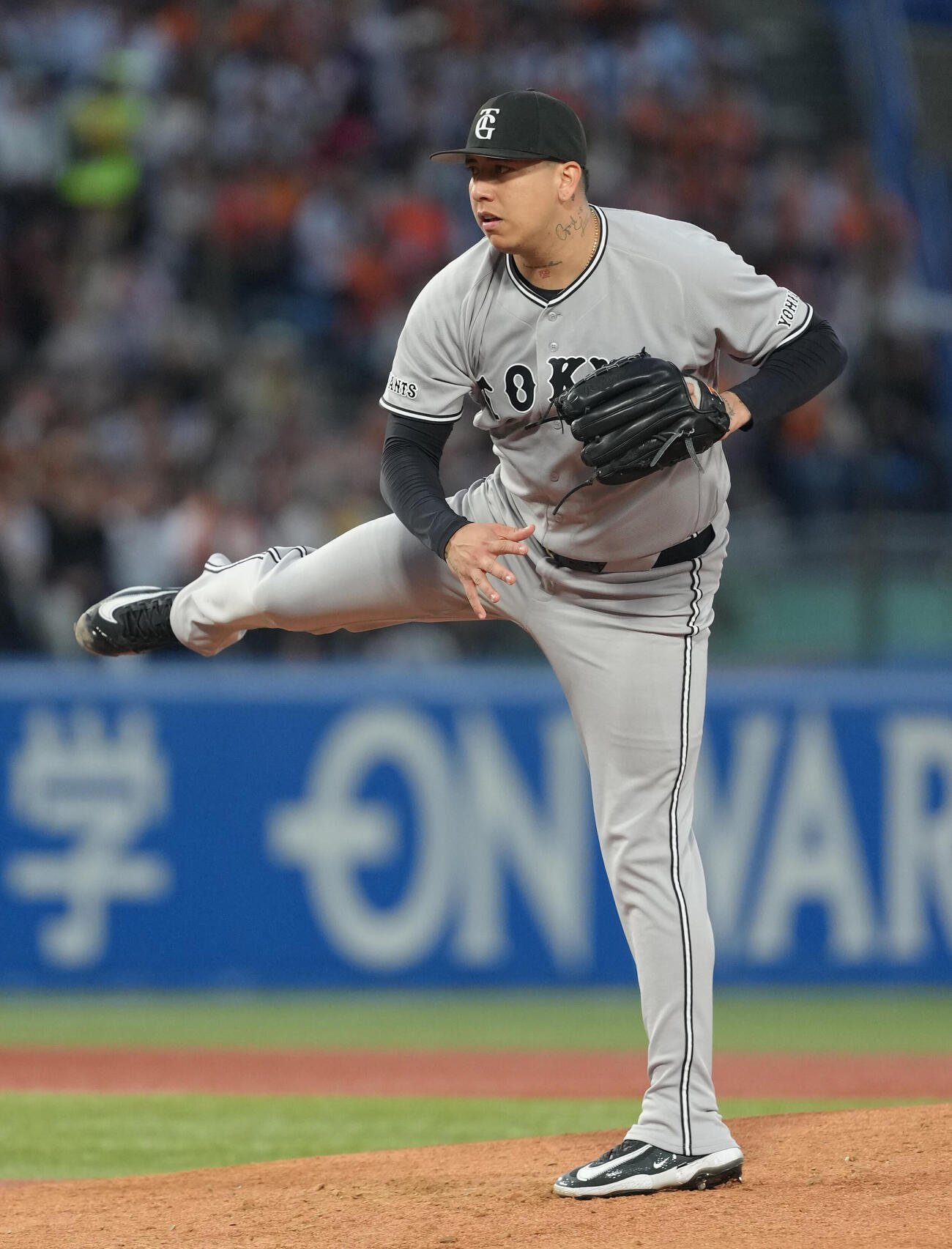 ヤクルト対巨人　巨人先発のマタ（撮影・足立雅史）