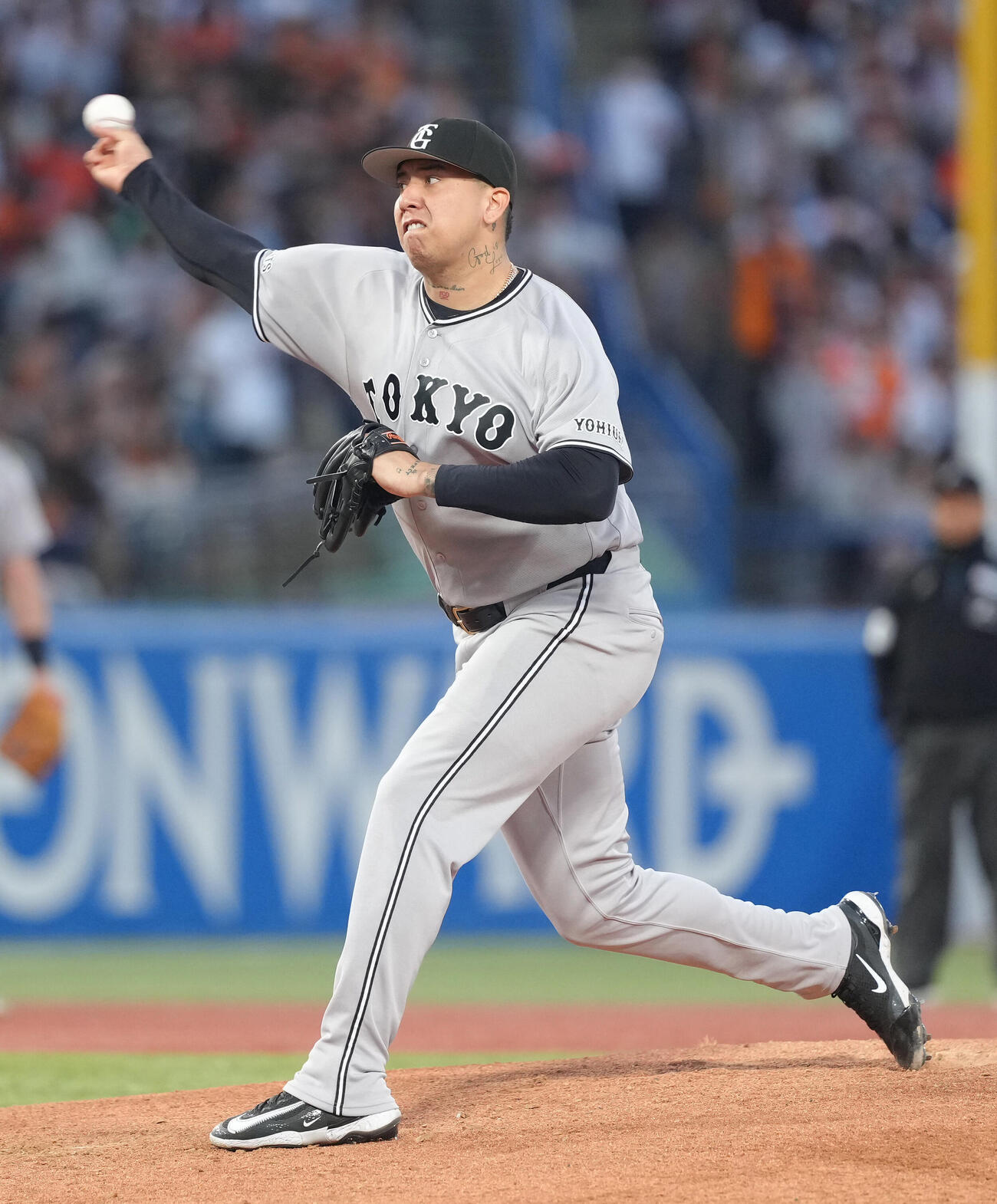 ヤクルト対巨人　巨人先発のマタ（撮影・足立雅史）