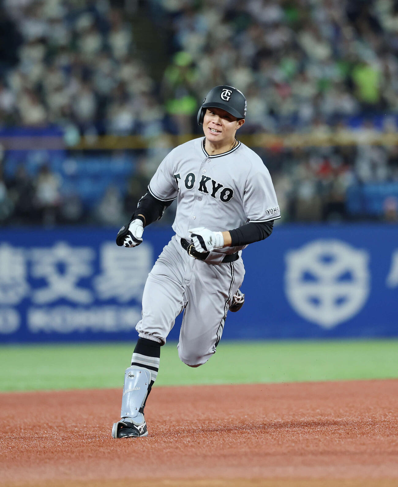 ヤクルト対巨人　3回表巨人2死、本塁打を放ち走塁する佐々木（撮影・増田悦実）