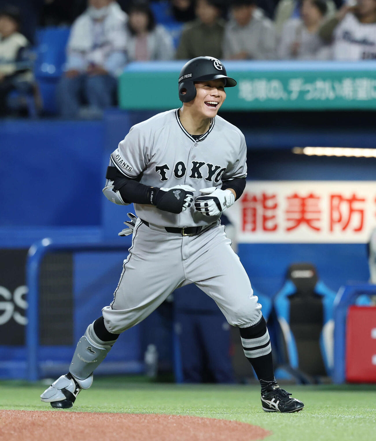 ヤクルト対巨人　3回表巨人2死、本塁打を放ち笑顔でベンチへ戻る佐々木（撮影・増田悦実）