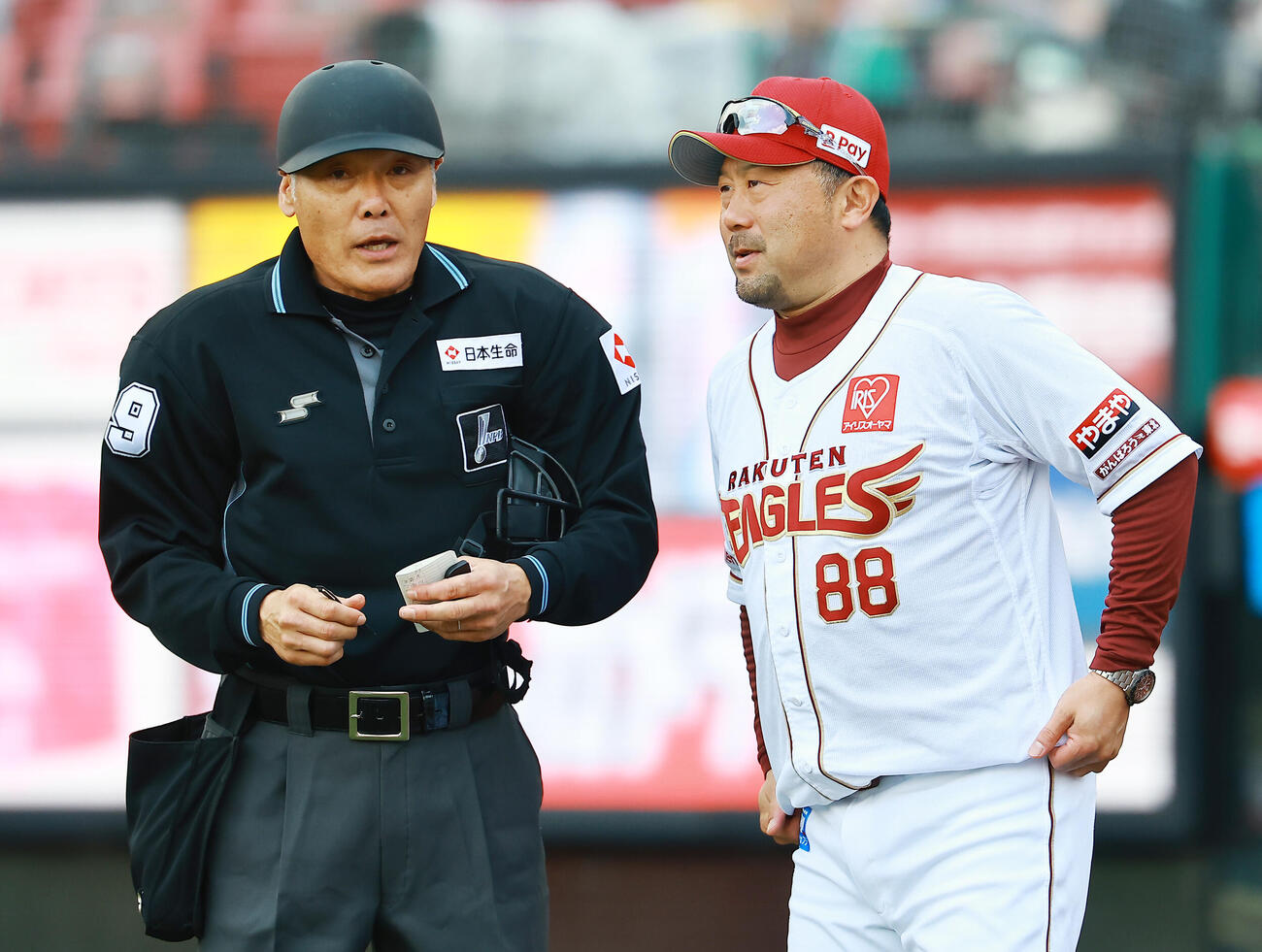楽天対ロッテ　川口球審（左）に選手スタッフを告げる楽天三木監督（撮影・野上伸悟）